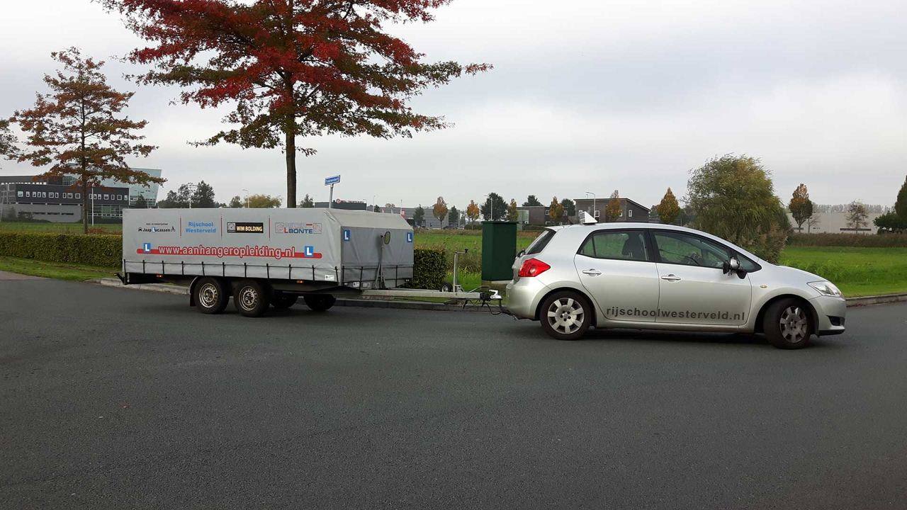Lesauto van Rijschool Westerveld met aanhangwagen voor de BE-opleiding