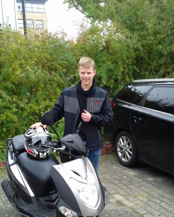 Bas v Berkum uit Meppel bij de scooter na zijn examen