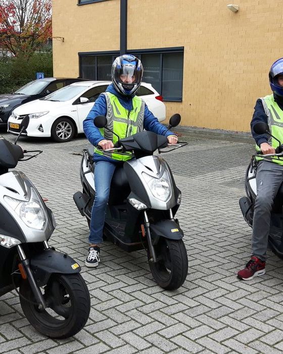 Liv Kuipers uit De Wijk op de scooter na het behalen van haar rijbewijs