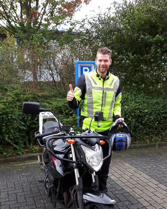 Willemjan Withaar met de lesmotor van Rijschool Westerveld na zijn motorexamen