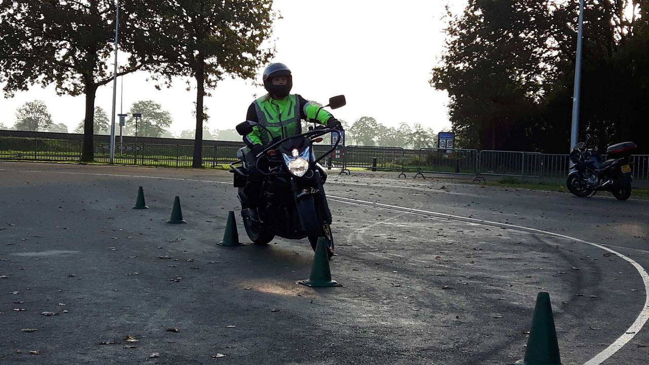 Leerling oefent voertuigbeheersing tussen pylonen bij Rijschool Westerveld