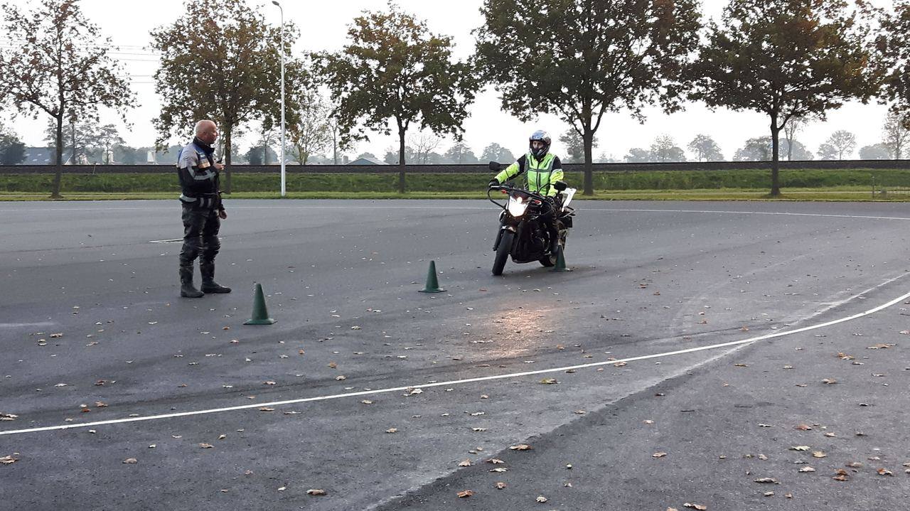 Motorrijles van Rijschool Westerveld op een oefenterrein met pylonen